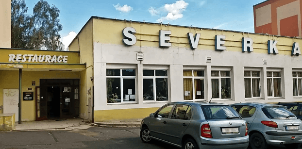 Pivo Braník a utopenec s cibulí a chlebem