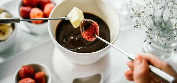 Čokoládové fondue s ovocem a marshmallow pro 2