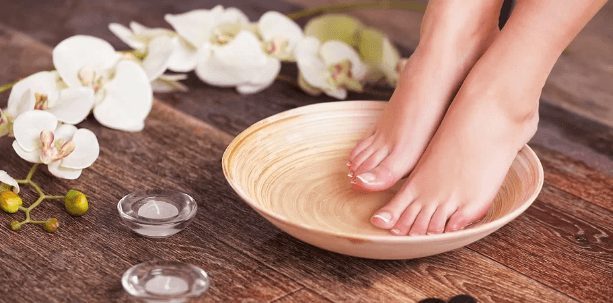 Wellness mokrá pedikúra vč. masáže nohou 