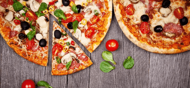 Nazdobená pizza a nápoj 
