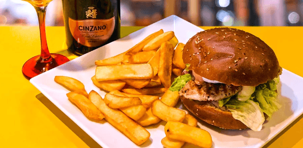 Burger, hranolky a malinová limonáda pro dva