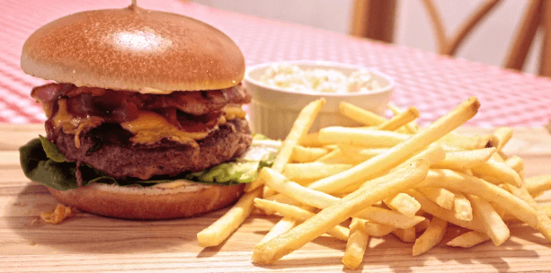 200g burger z anguse, hranolky a salát coleslaw