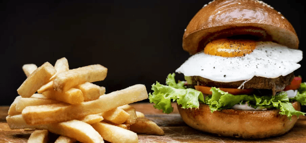 Hovězí burger s vajíčkem, domácí hranolky 