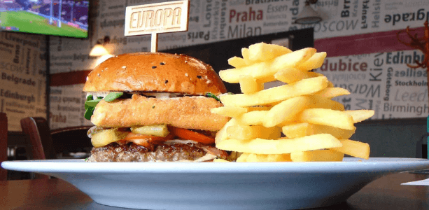 Burger Evropa s hovězím masem i smaženým sýrem
