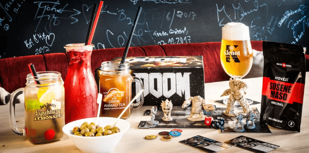 Dva drinky, něco na zub a deskovky na tři hodiny