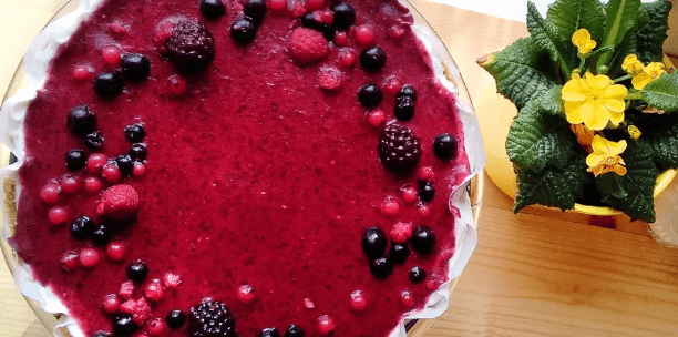 Nepečený cheesecake s mascarpone a lesním ovocem 