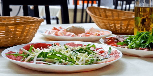 Carpaccio z hovězího masa s rukolou a sýrem grana