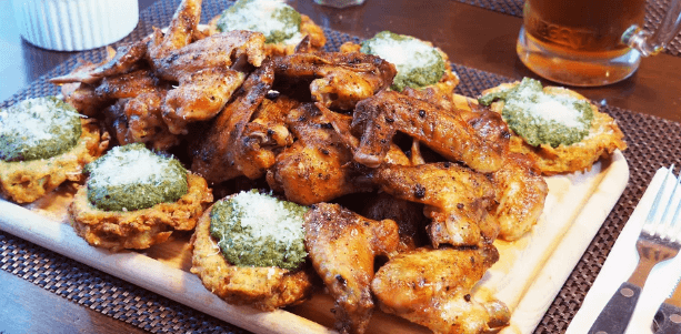 1 kg kuřecích křídel se špenátovými bramboráčky