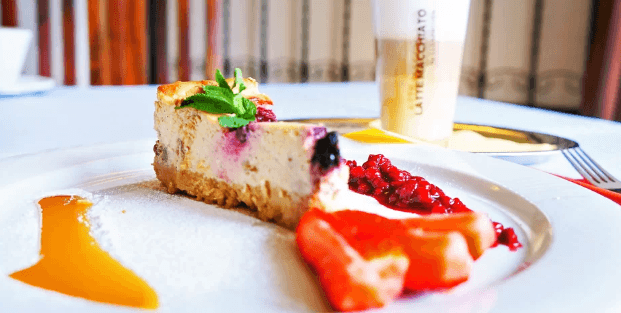 Cheesecake nebo brownies a káva