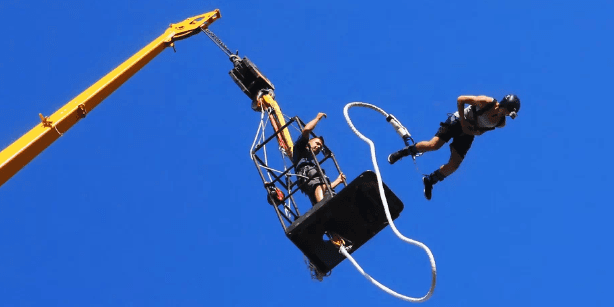 Extrémní bungee jumping z jeřábu