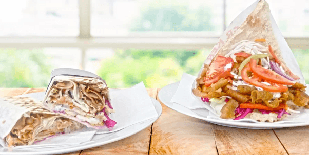Tradiční kebab v domácím chlebu nebo tortille