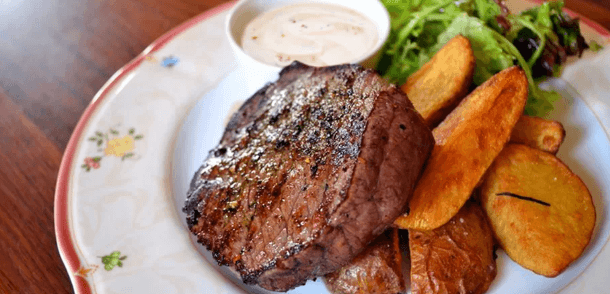 Jelení steak, losos či rumpsteak a dezert i víno 