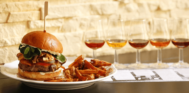 Degustace 5 vzorků rumu a burger s hranolky