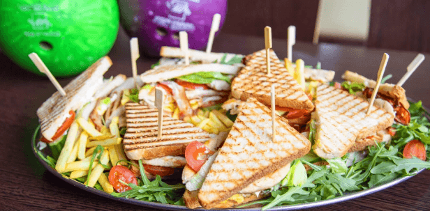 Bowling, 10× club sandwich a hranolky 
