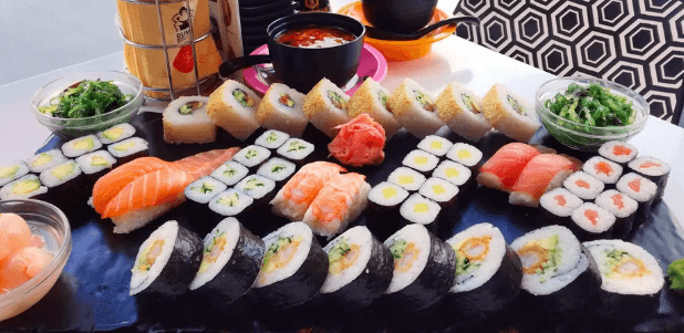 Sushi sety s rolkami maki, nigiri, krevetami