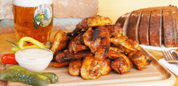 1 kg kuřecích křídel, chleba a zelenina