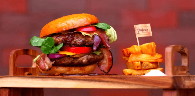 Double burger s ručně mletým masem a hranolky