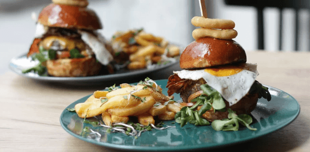 1× burger z jídelního lístku (120 g) a hranolky
