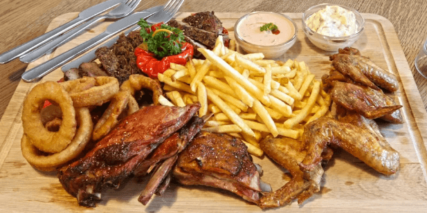 Masové trio, hranolky a cibulové kroužky na prkně