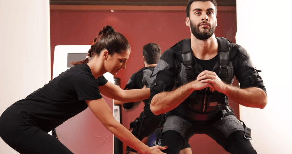 Cvičení na přístroji Body Fit Miha s instruktorem