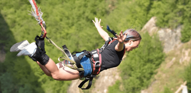 Seskok na bungee katapultu pro jednoho