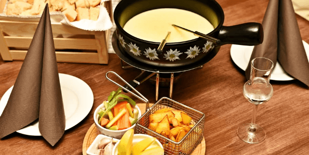 Sýrové fondue s pečivem a hranolky pro dva