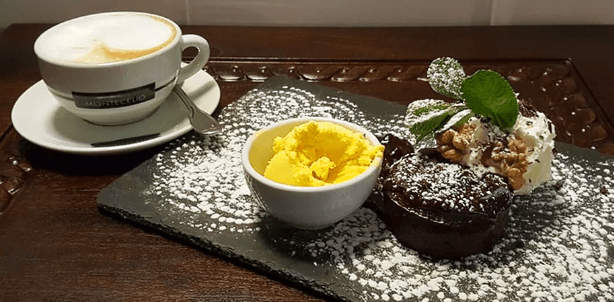 Espresso nebo latté s povidlovými taštičkami