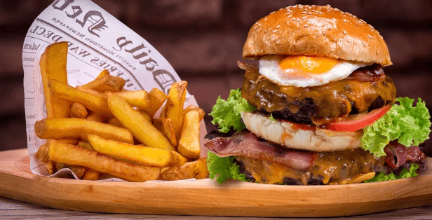 Burger s dvojitou porcí masa, belgické hranolky