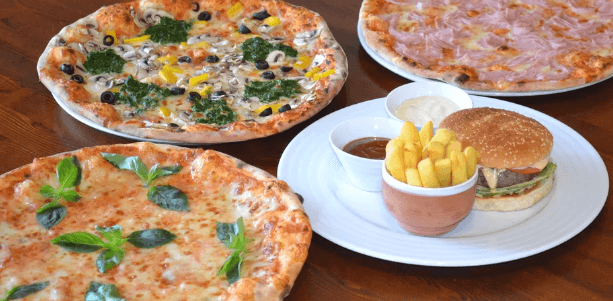Burger a hranolky nebo 32cm pizza podle výběru