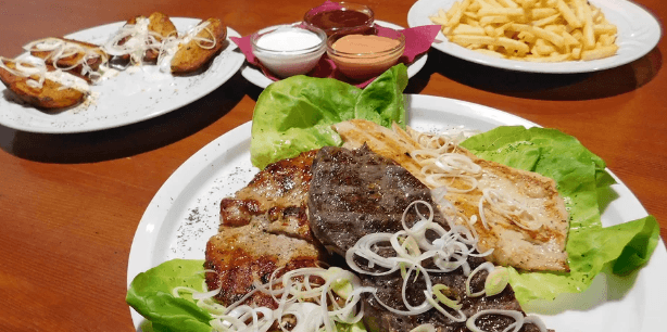 Tři druhy šťavnatých steaků z grilu a příloha