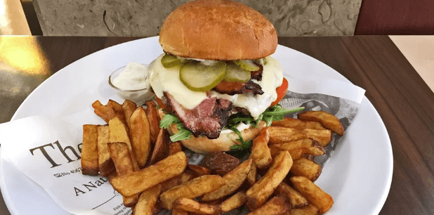 Cheeseburger v domácí bulce s farmářskými hranolky