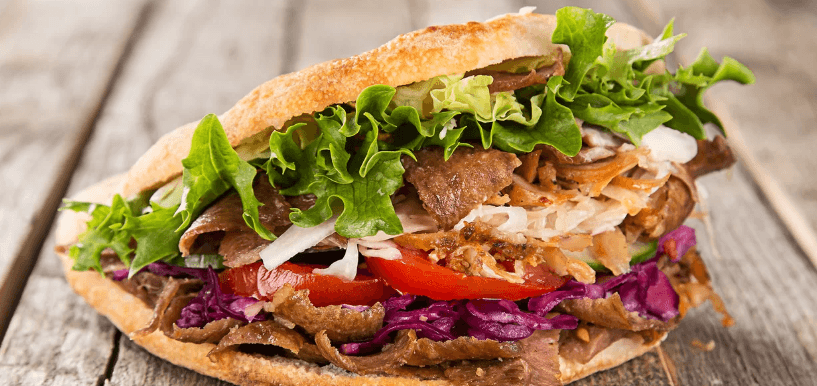 Kebab v tortille a nápoj