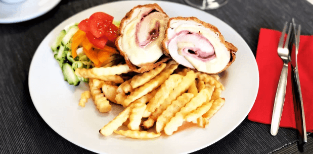Kuřecí cordon bleu s hranolky