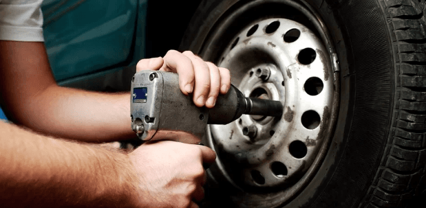 Výměna obutých kol u osobního automobilu