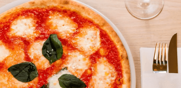 2 křupavé pizzy dle výběru o průměru 32 cm