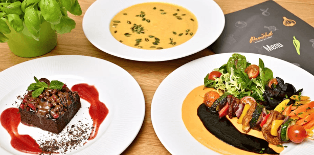 Polévka i vege špíz s batátovým pyré a dortík