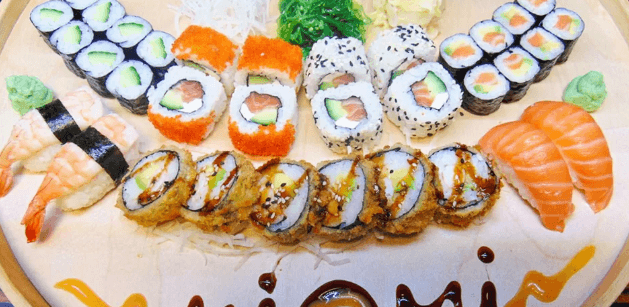 34 ks sushi s lososem i avokádem