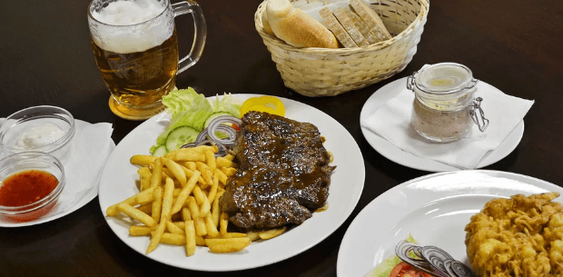 Předkrm a steak z mladého býčka nebo rumpsteak 