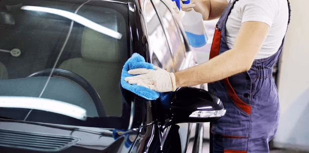 Ruční mytí automobilu v centru Brna a káva