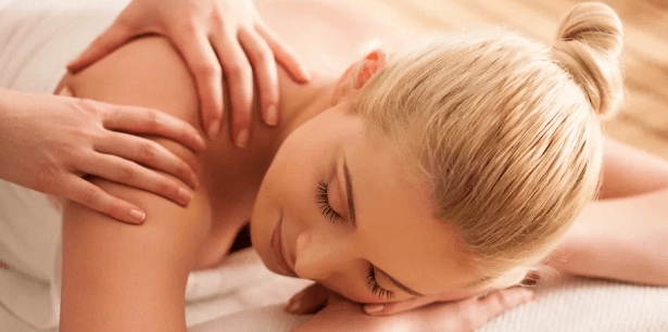 Terapeutická masáž zad a šíje včetně baňkování 