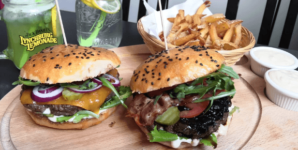 Burger podle výběru z 5 druhů, hranolky 