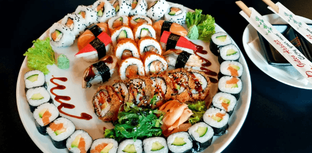 Set se 30 nebo 44 ks sushi i se salátem