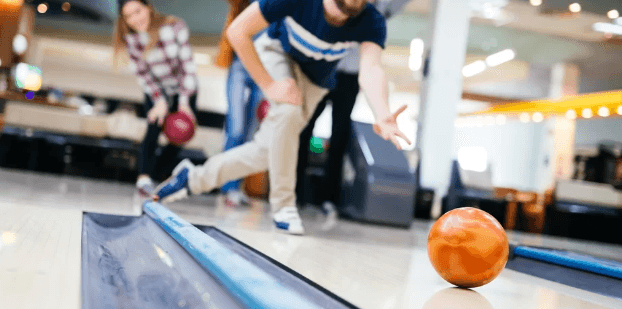 Hodina bowlingu s přáteli a 4 piva 