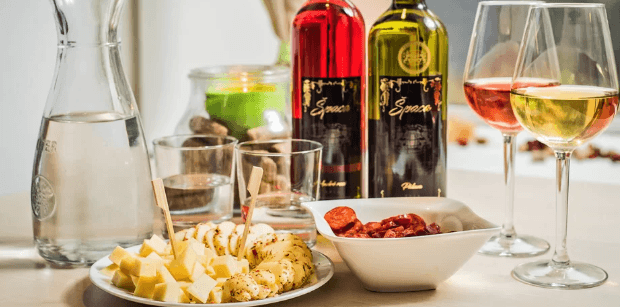 Dvě sklenky vína a tapas