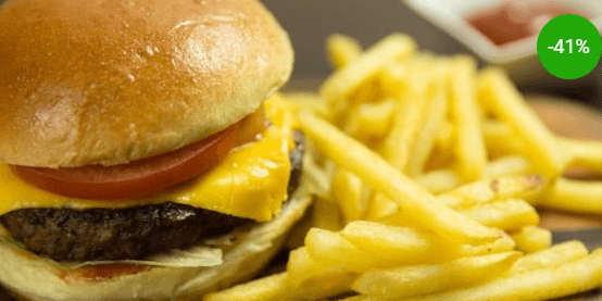 Šťavnatý hovězí hamburger s hranolkami 
