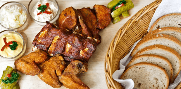 Masové hody z grilu: koleno, žebra, křidýlka