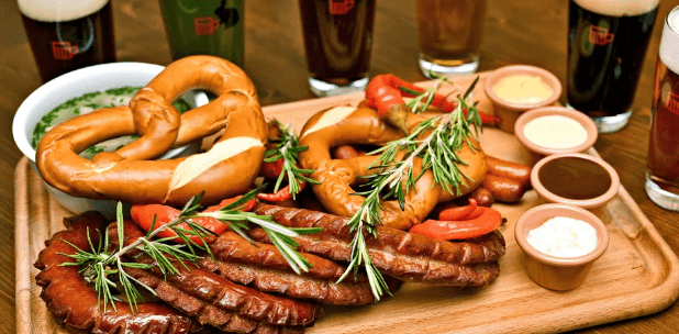 1 kg mixu klobás a nápoje podle výběru
