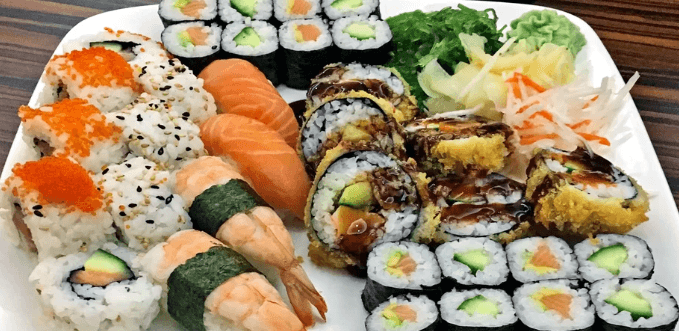 34 ks sushi s lososem i avokádem