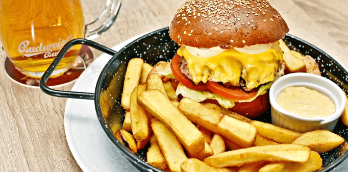 Burger z českého skotu: s hranolky, majonézou