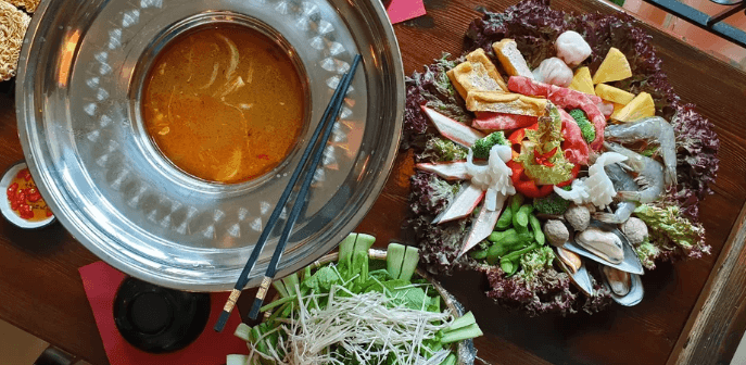 Asijský hotpot s masem i mořskými plody 